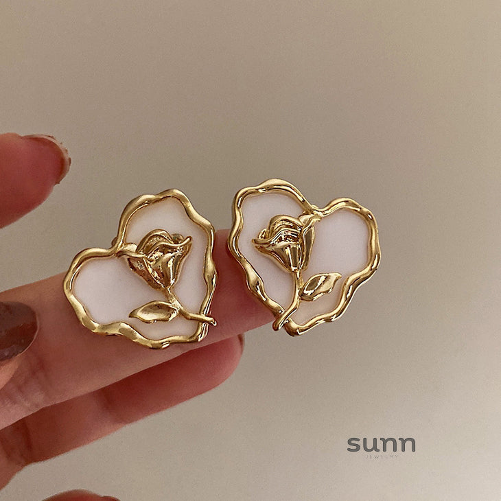 Anvitha Wavy Tulip Heart Earrings [RNVJCVO6]