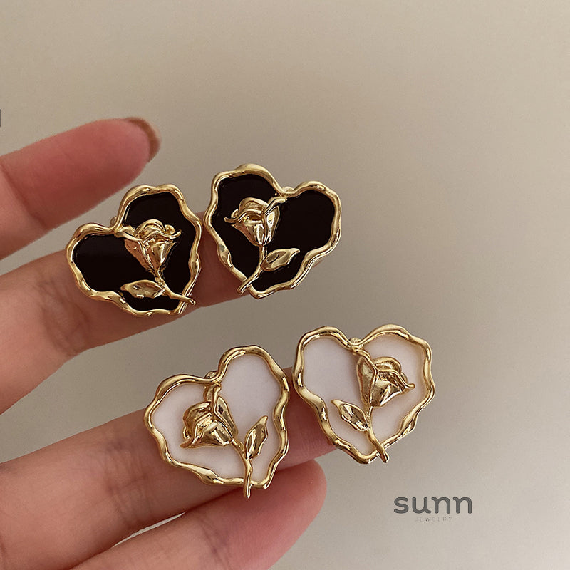 Anvitha Wavy Tulip Heart Earrings [PVHD2VZD]