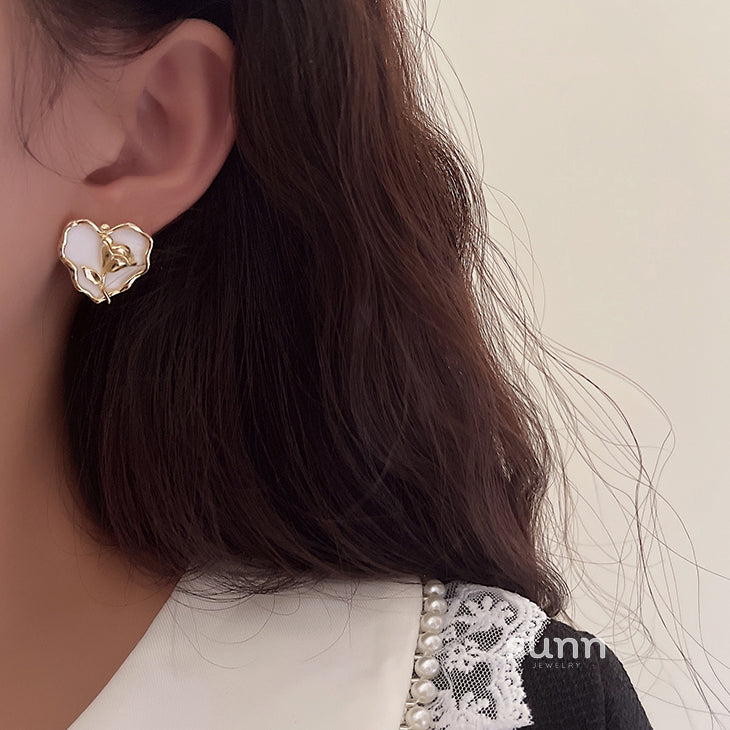 Anvitha Wavy Tulip Heart Earrings [1T4ZFX60]