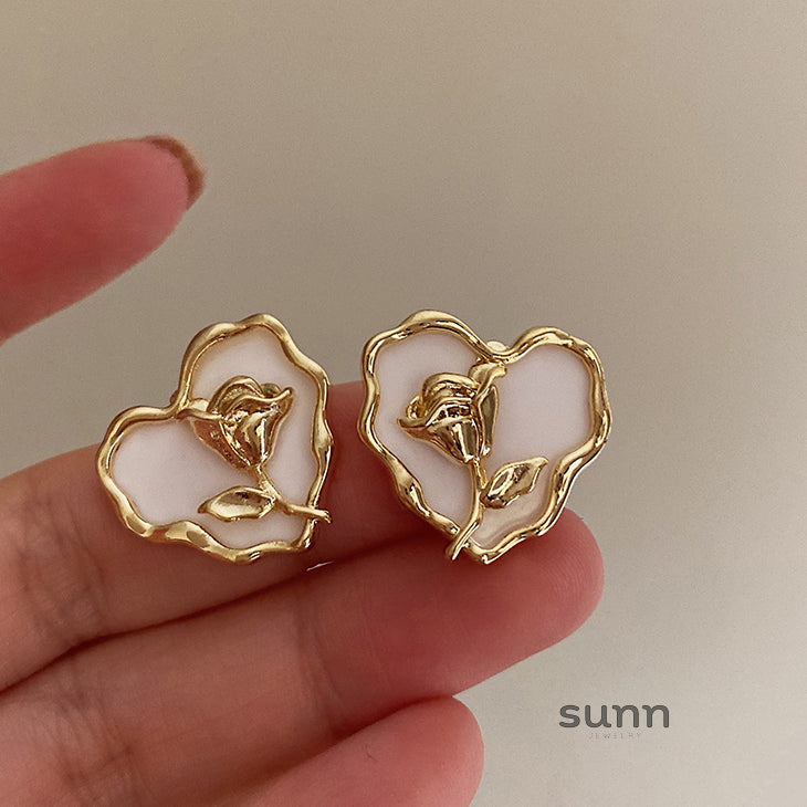Anvitha Wavy Tulip Heart Earrings [7CFFXVFD]