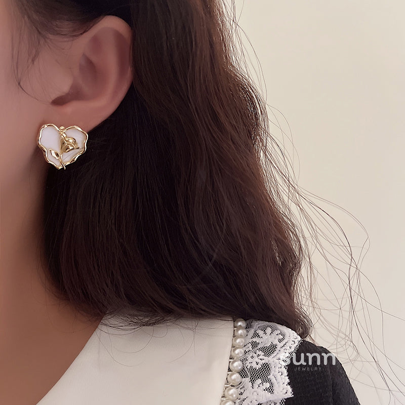 Anvitha Wavy Tulip Heart Earrings [MBFHG08J]