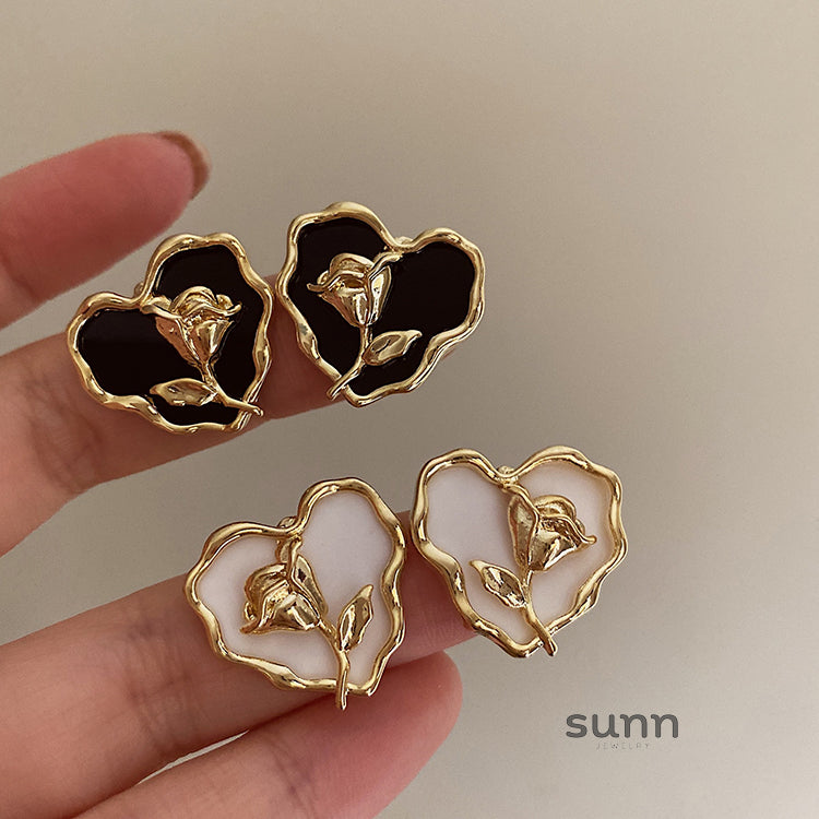 Anvitha Wavy Tulip Heart Earrings [9UKZ4BGP]