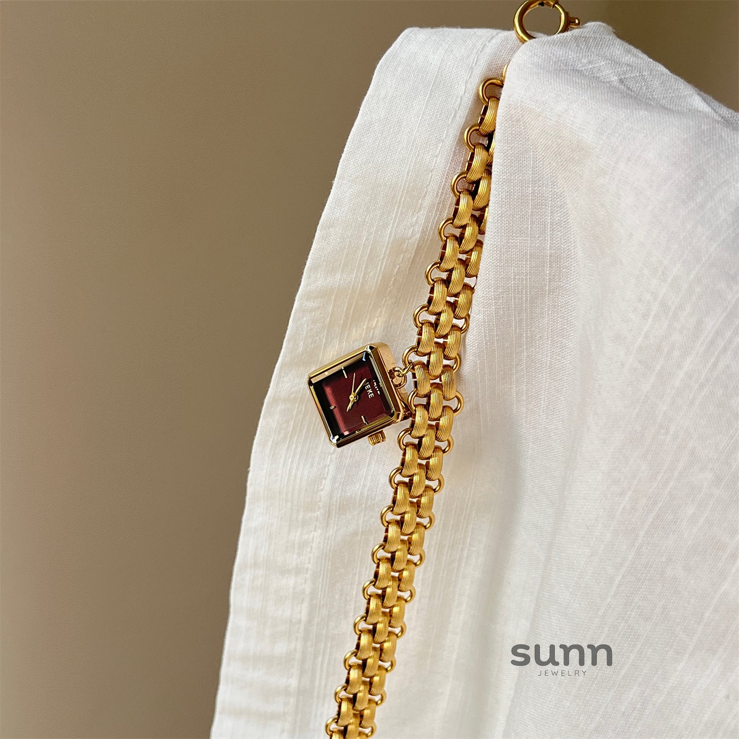 Arantxa Dainty Square Bracelet Watch [Z7IJ6TML]