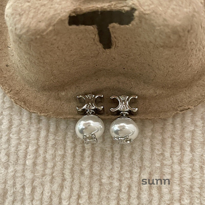 Ardyn Puffed Letter Pearl Earrings