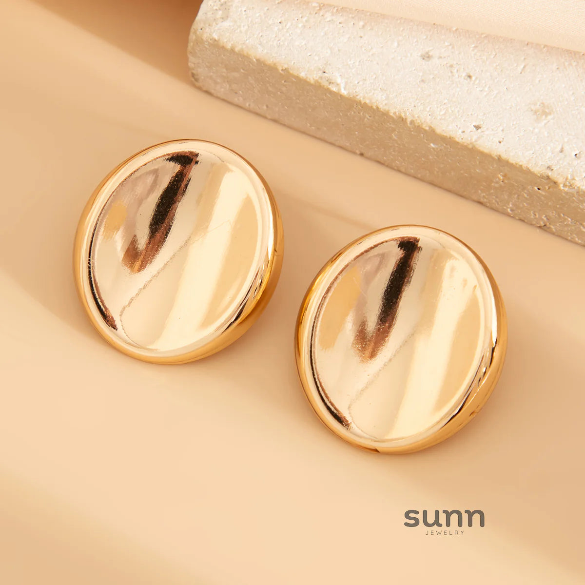 Arely Oval Stud Earrings
