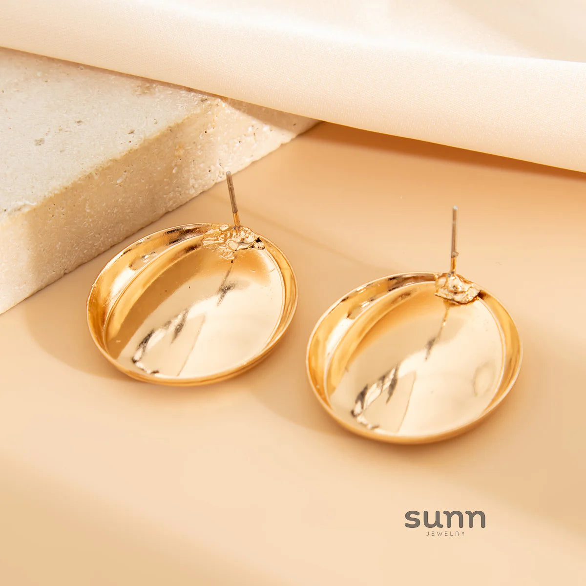 Arely Oval Stud Earrings
