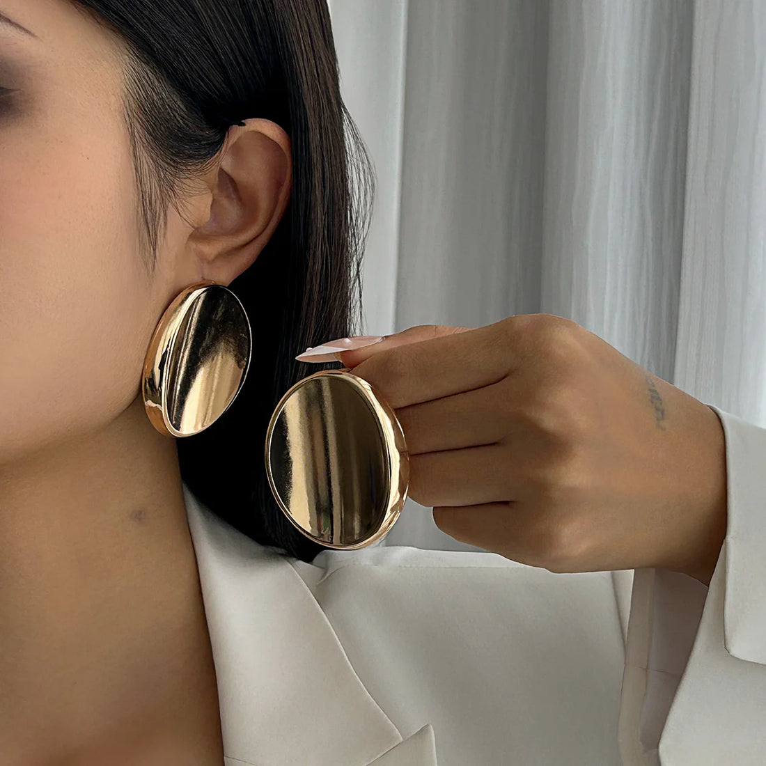 Arely Oval Stud Earrings