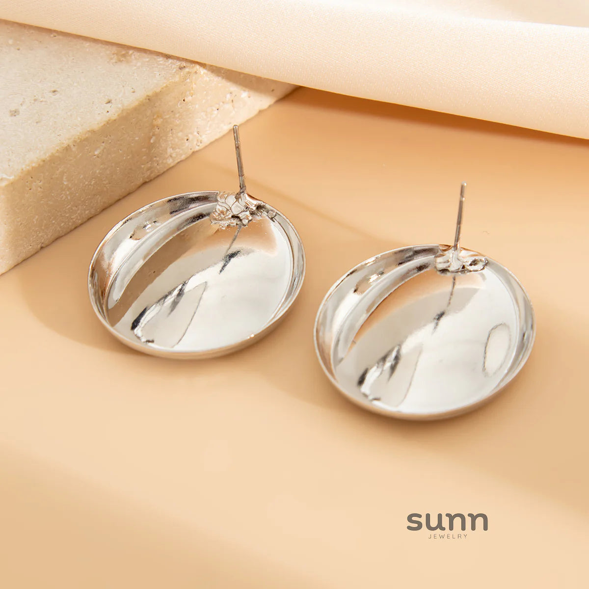 Arely Oval Stud Earrings
