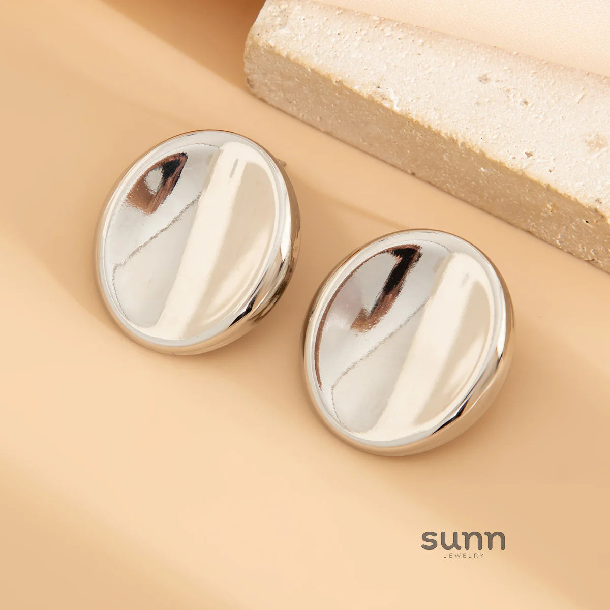 Arely Oval Stud Earrings