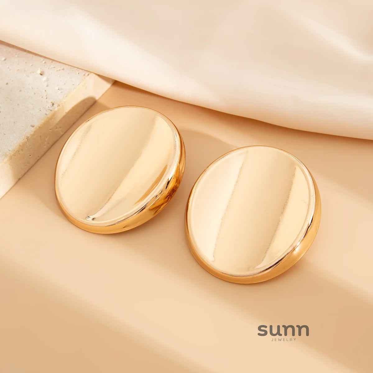 Arely Oval Stud Earrings