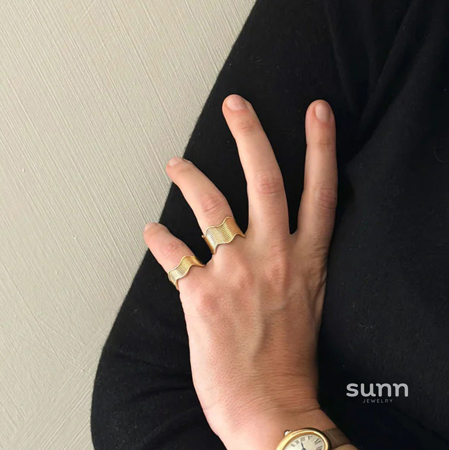 Ari Chunky Wave Ring [OU2JXGM9]