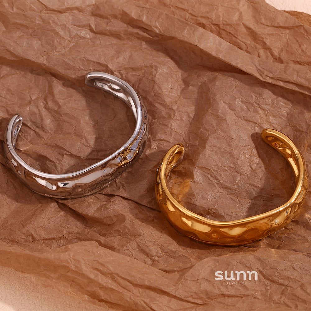 Arianna Hammered Wave Bracelet [Y3XXU44X]