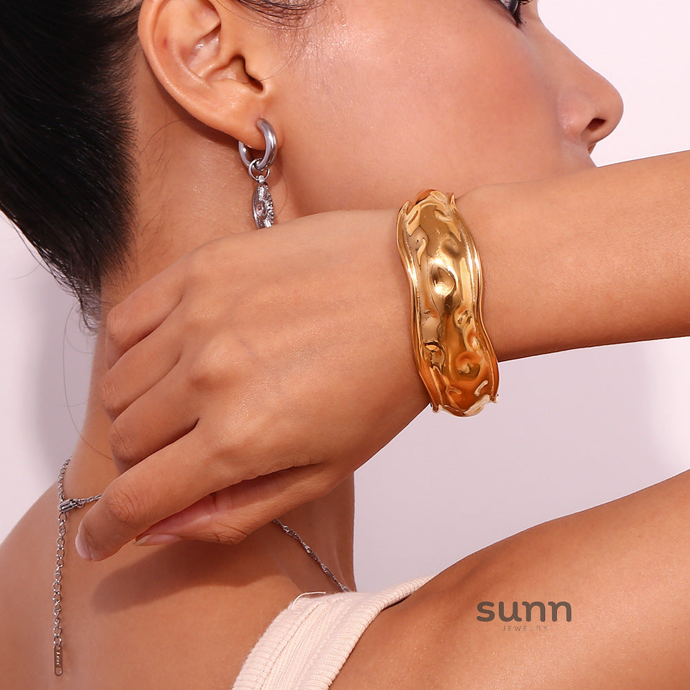 Arianna Hammered Wave Bracelet [EOV772YK]