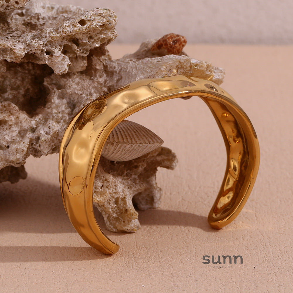 Arianna Hammered Wave Bracelet [HDR4VKXT]