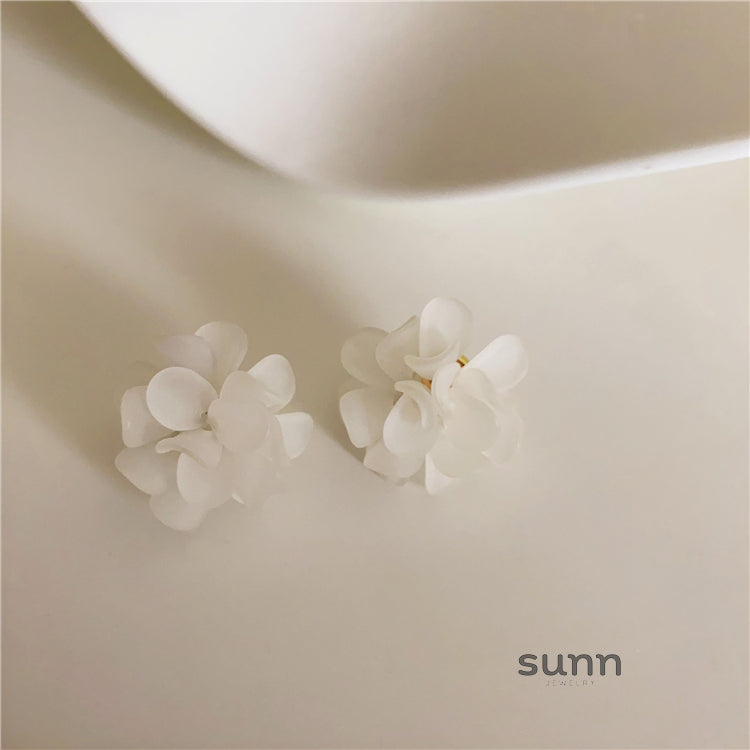 Aribelle Acrylic Flower Earrings [69WVOJ3E]
