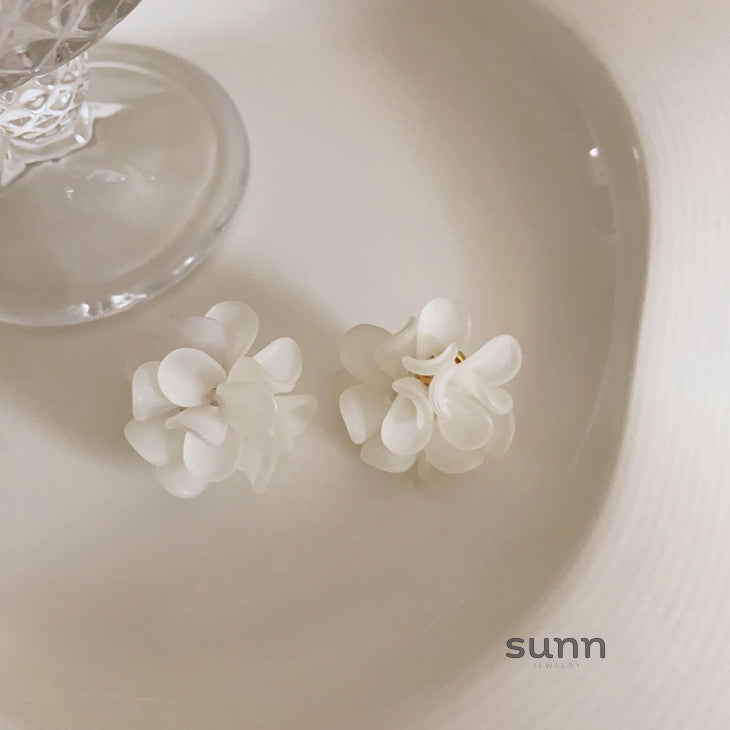 Aribelle Acrylic Flower Earrings [C3H6JME3]