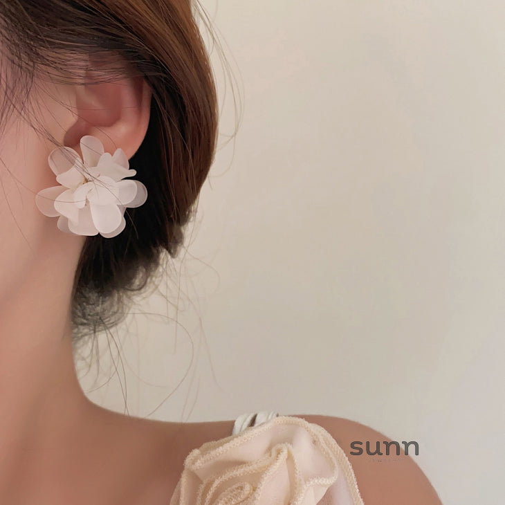 Aribelle Acrylic Flower Earrings [WOMRAMN7]