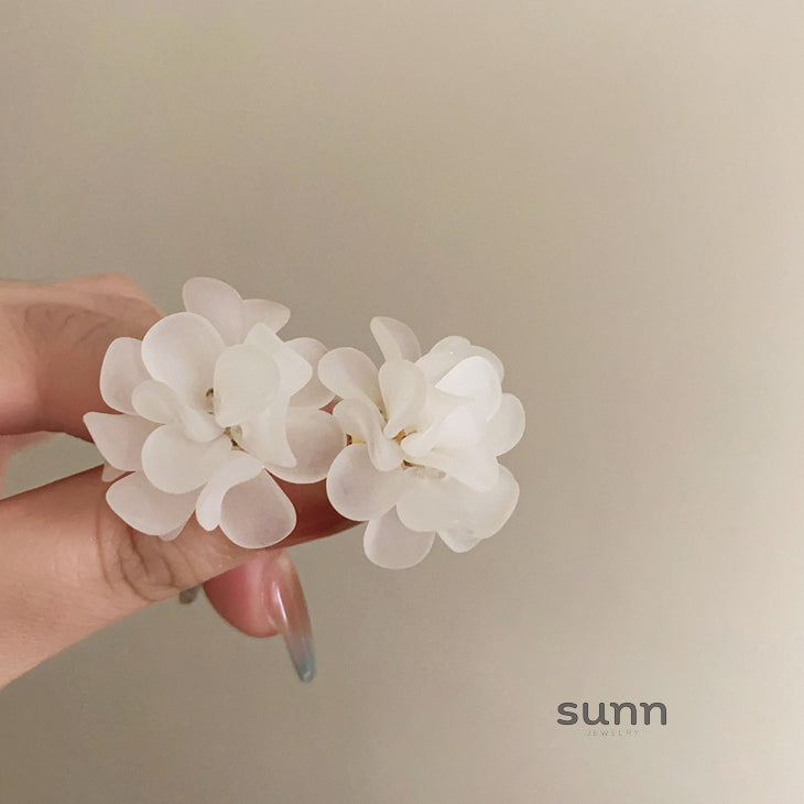 Aribelle Acrylic Flower Earrings [0GCBGBPX]