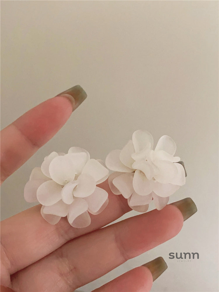 Aribelle Acrylic Flower Earrings [B9XP2OX0]