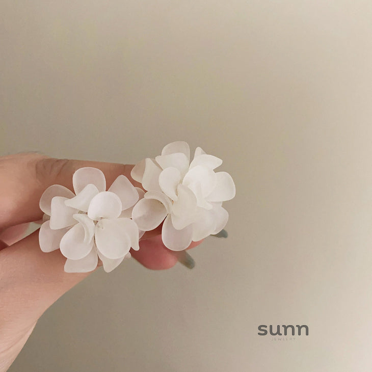 Aribelle Acrylic Flower Earrings [UPM094UD]
