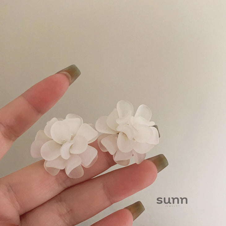 Aribelle Acrylic Flower Earrings [01OXUGT9]