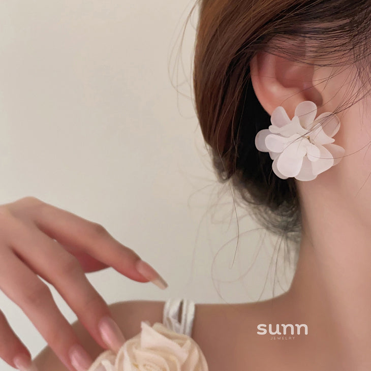 Aribelle Acrylic Flower Earrings [JWMEVEM7]