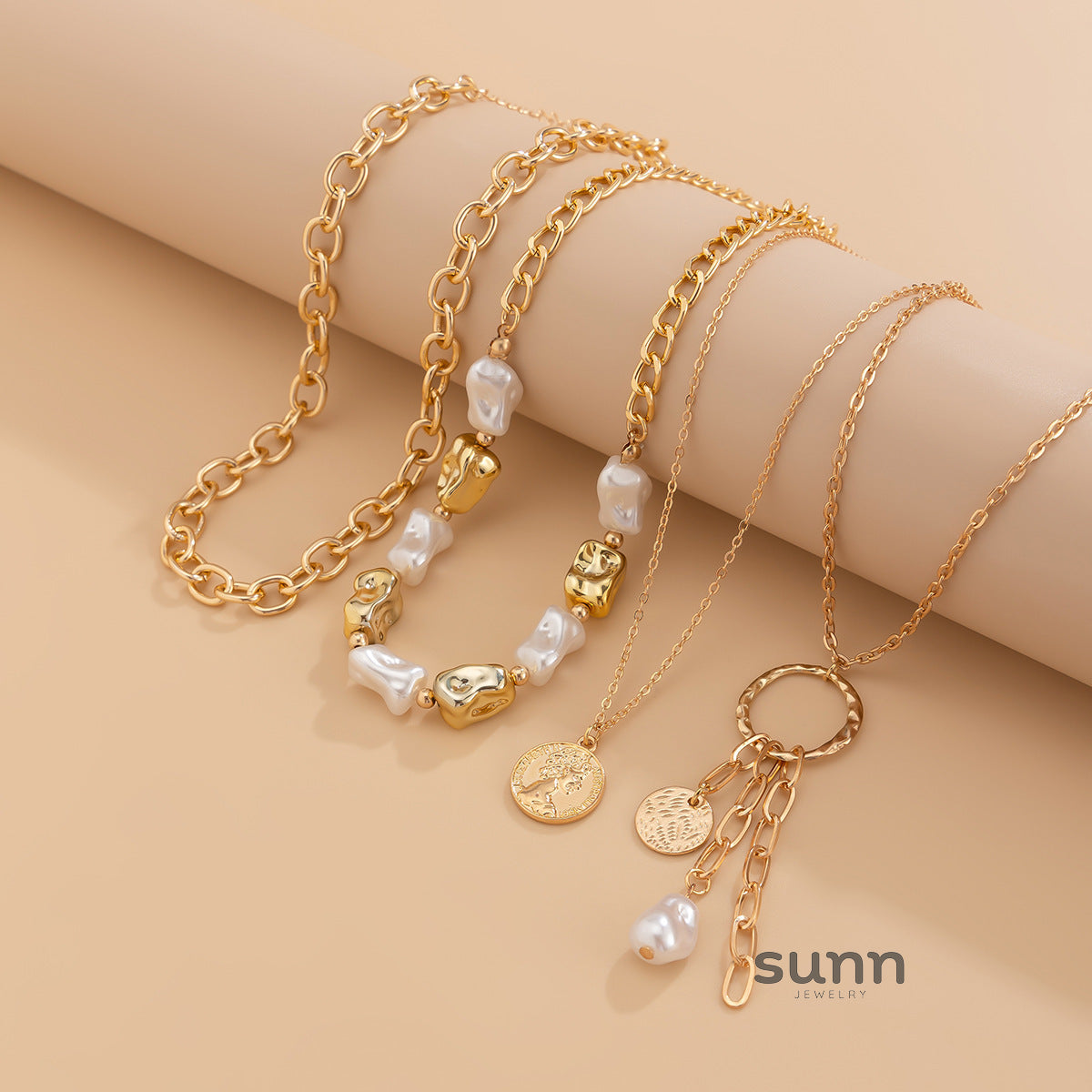 Arina Layered Pearl Portrait Necklace [IB9D41IQ]