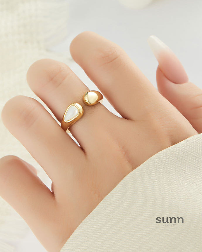 Ariyana Teardrop Shell Ring [UWSBN6GA]