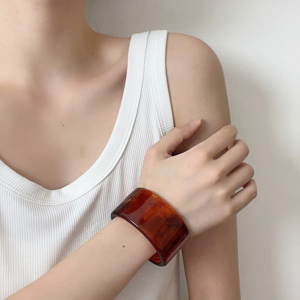 Ariyana Wide Bangle Bracelet [M27OGNBV]