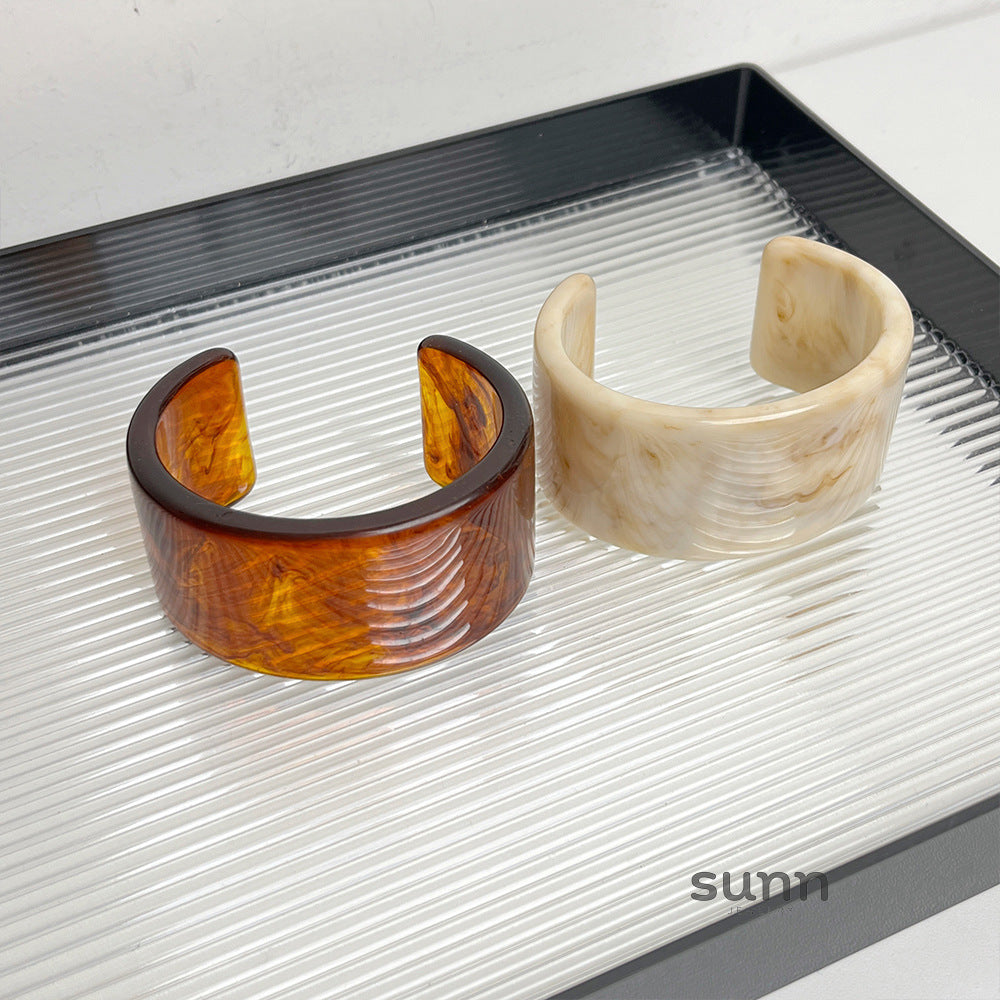 Ariyana Wide Bangle Bracelet [A9NTN3ZK]
