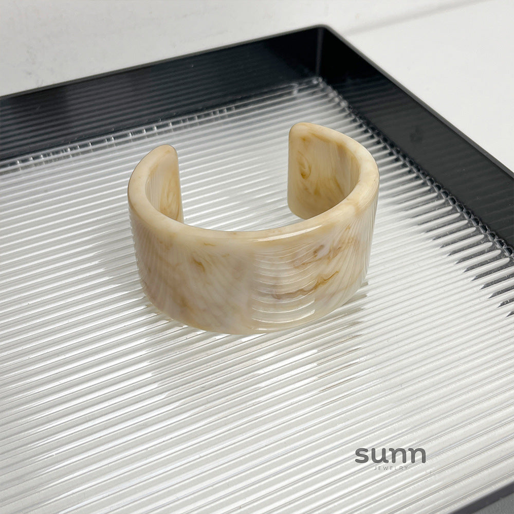 Ariyana Wide Bangle Bracelet [6U8OCUSH]