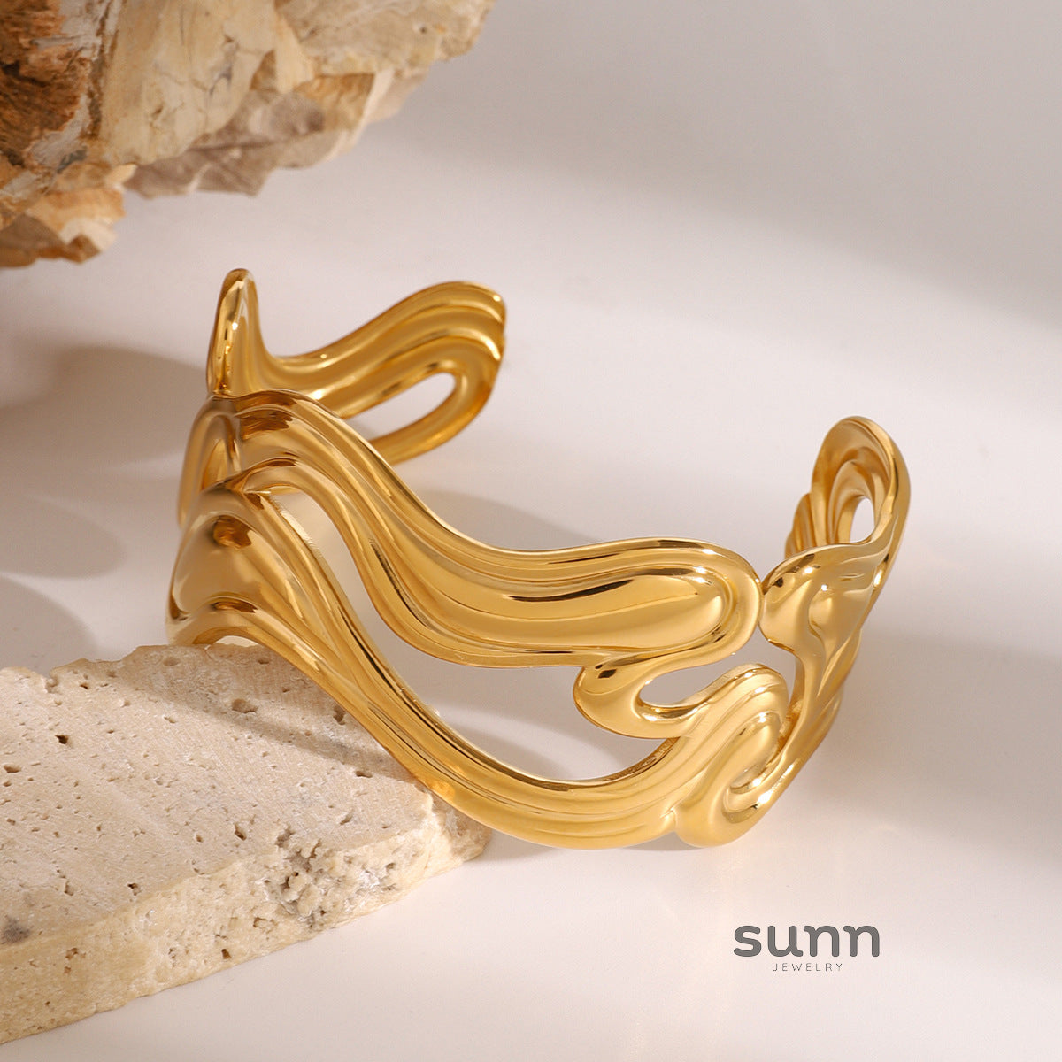 Ariza Chunky Gold Cuff Bracelet [U36NCAM7]