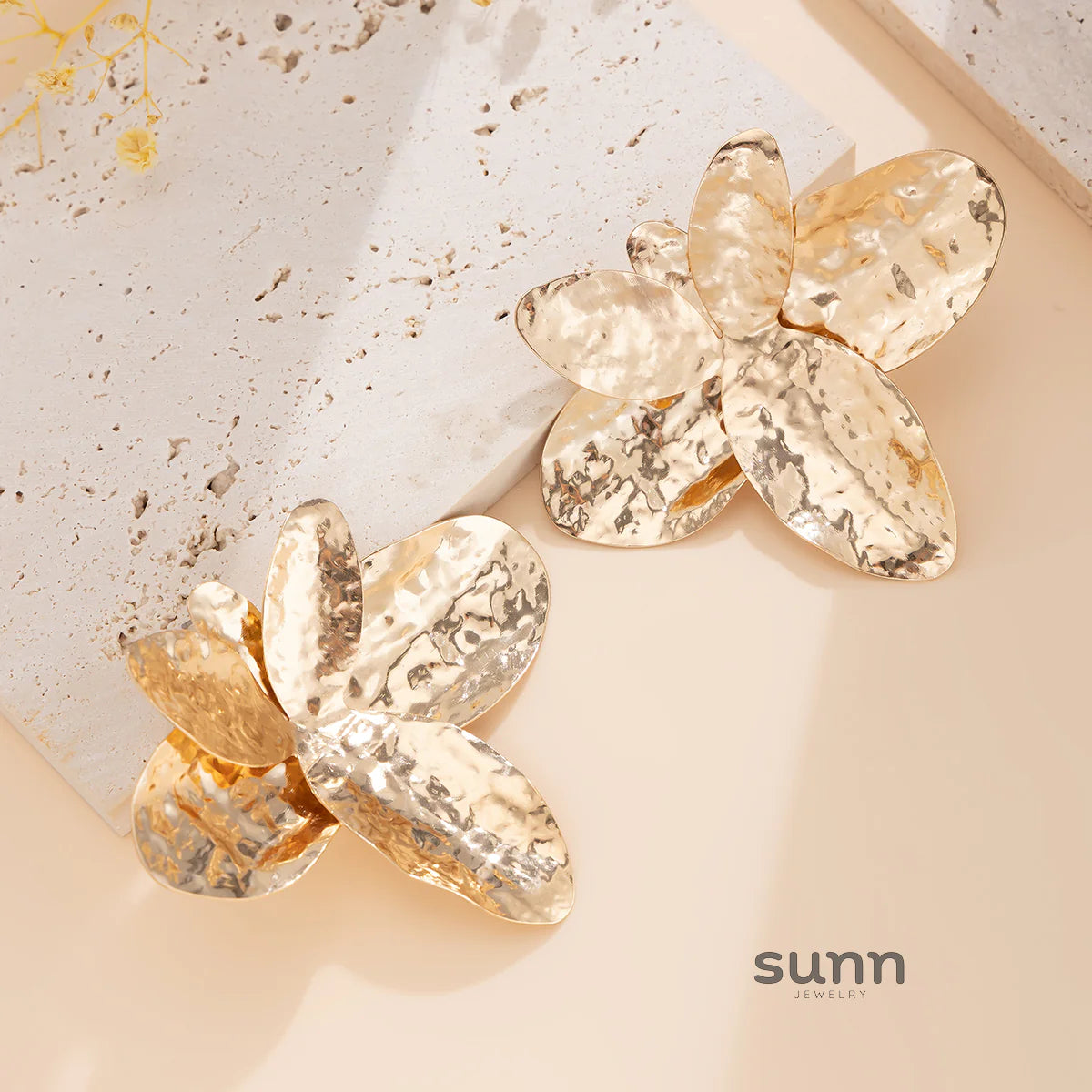 Arlowe Irregular Petal Choker