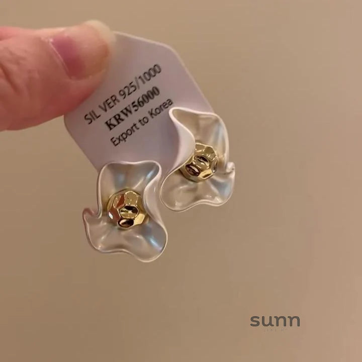 Aryn Matte Bicolor Petal Studs