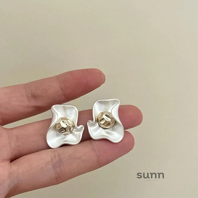 Aryn Matte Bicolor Petal Studs