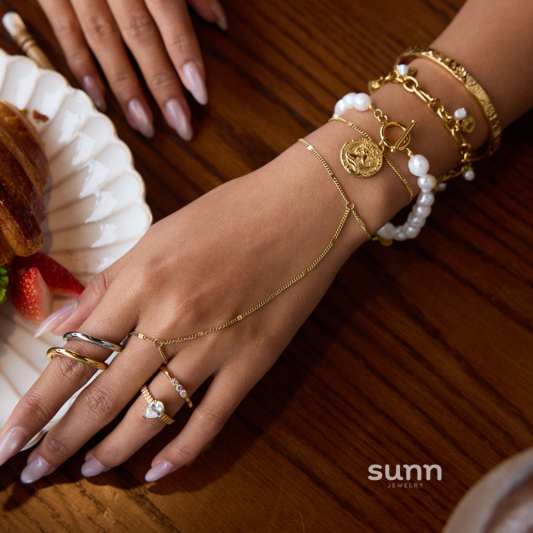 Asa Pearl Hand Chain Bracelet [2ITENKDX]