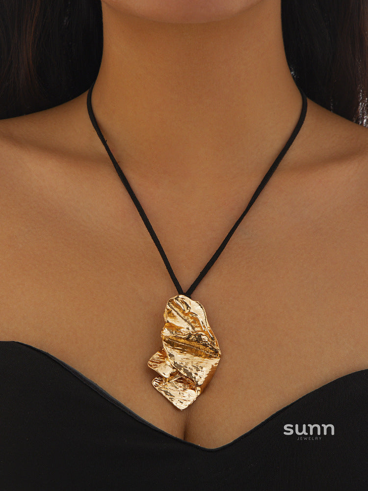 Astraea Velvet Pleated Pendant Necklace [ALXO0QOL]