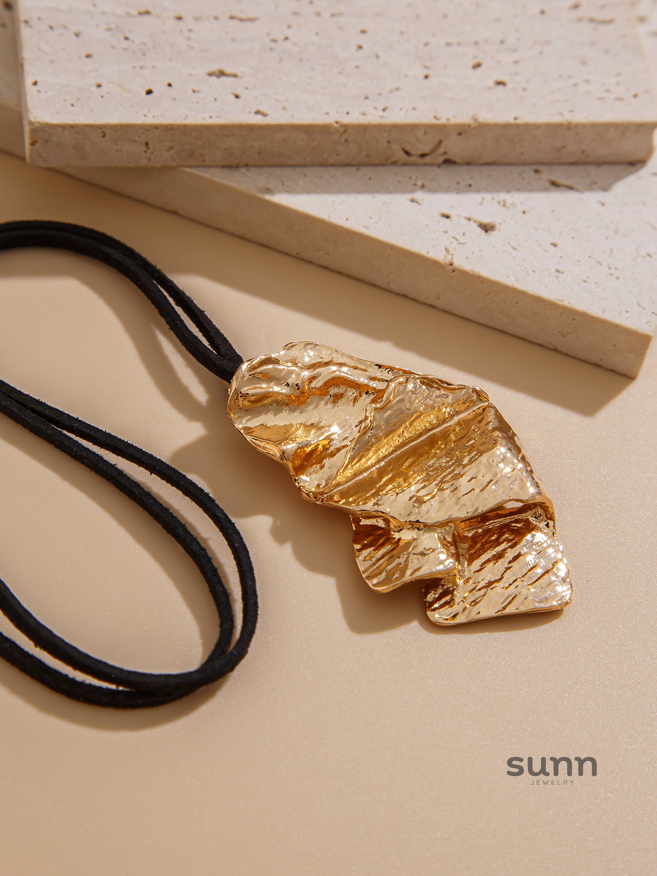 Astraea Velvet Pleated Pendant Necklace [R02I2UB2]
