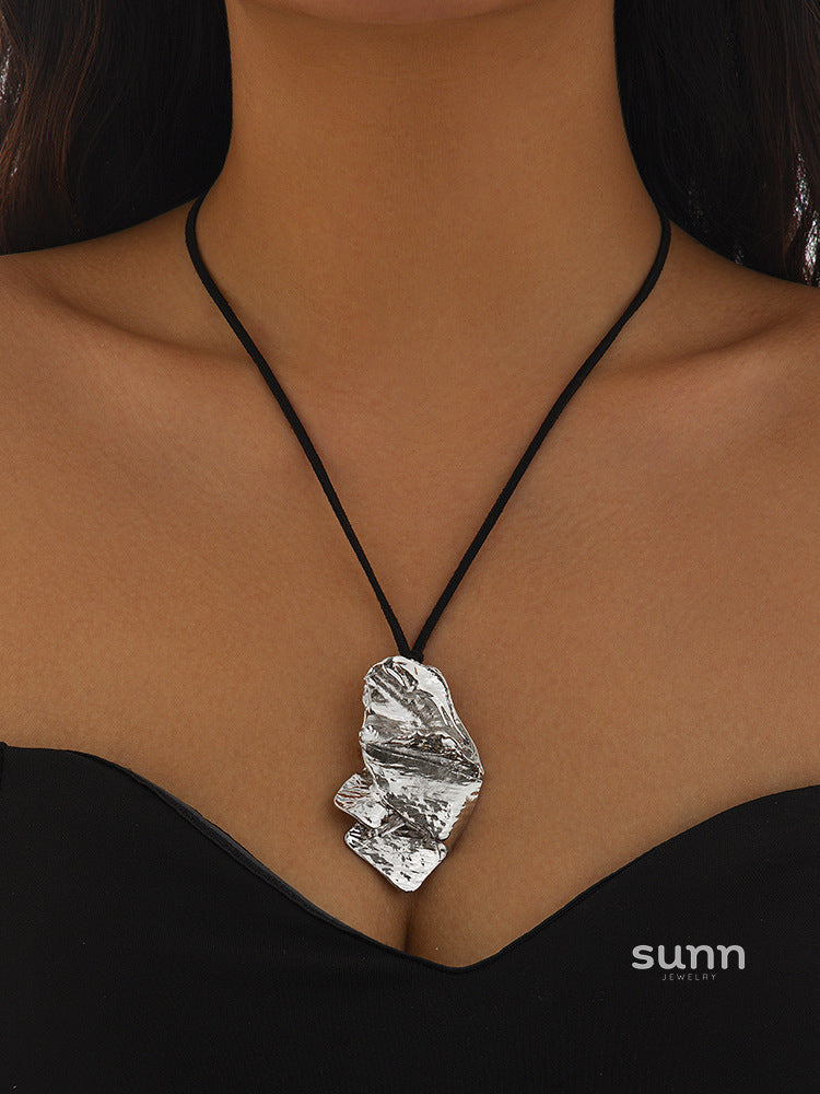 Astraea Velvet Pleated Pendant Necklace [R26P36UX]