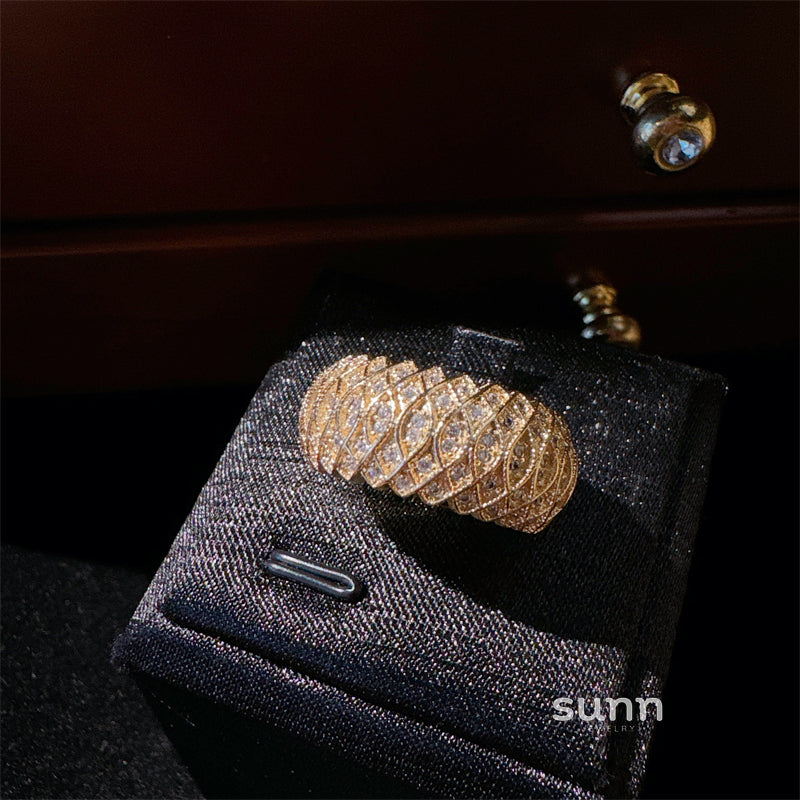 Athziri Gold Ripple Ring [5ZJ39SBZ]