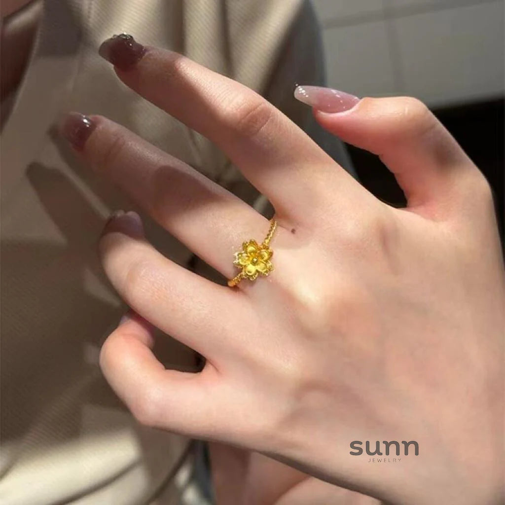 Athziri Sculpted Flower Ring