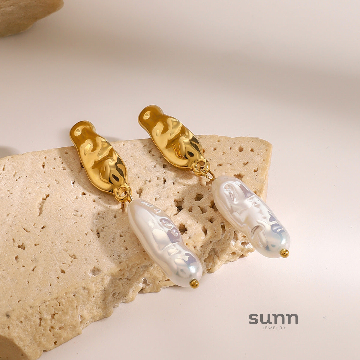 Atley Pearl Hoop Earrings [SJWNBYPS]