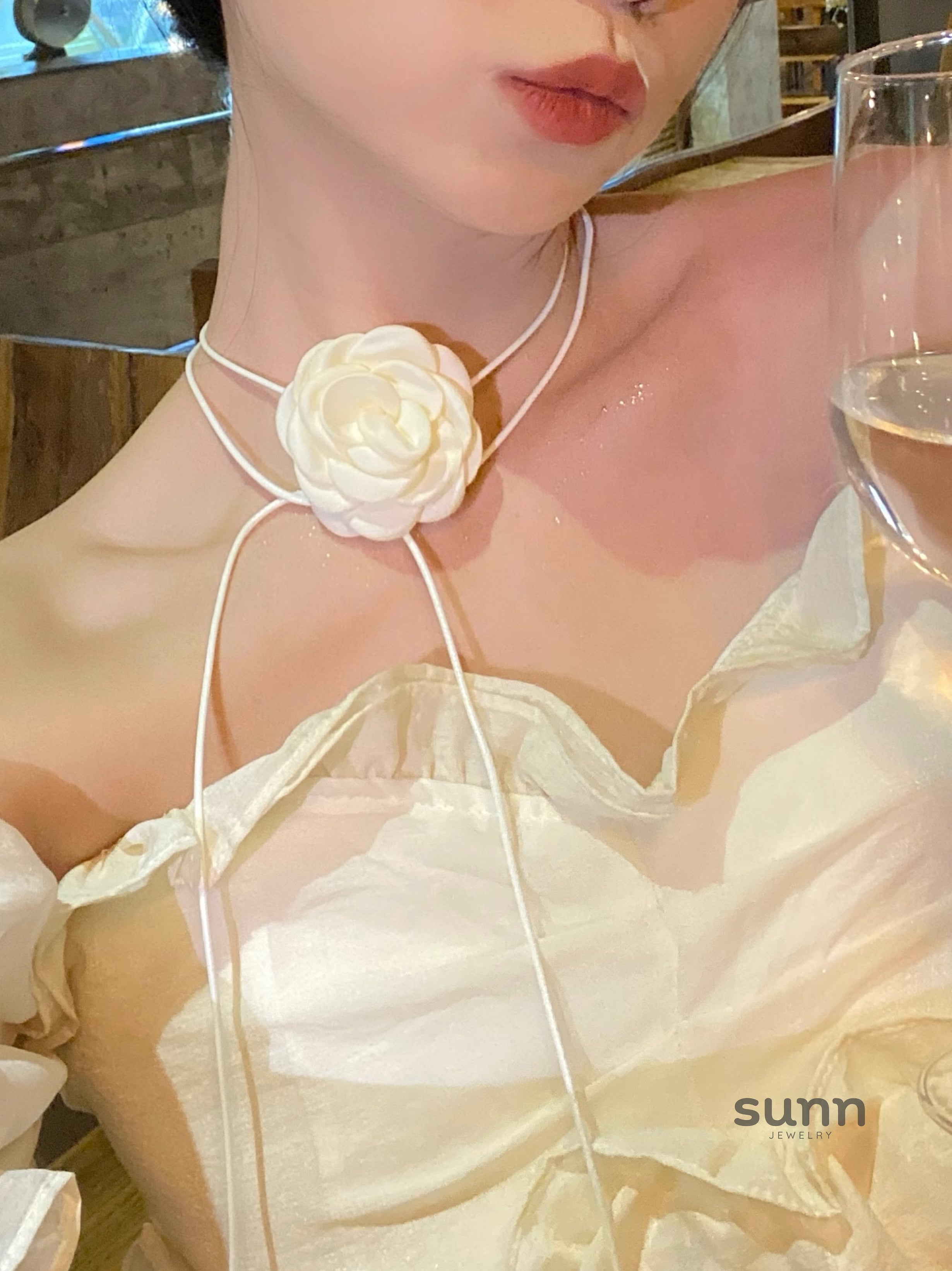 Audrie Camellia Choker [Q6L5NCFE]