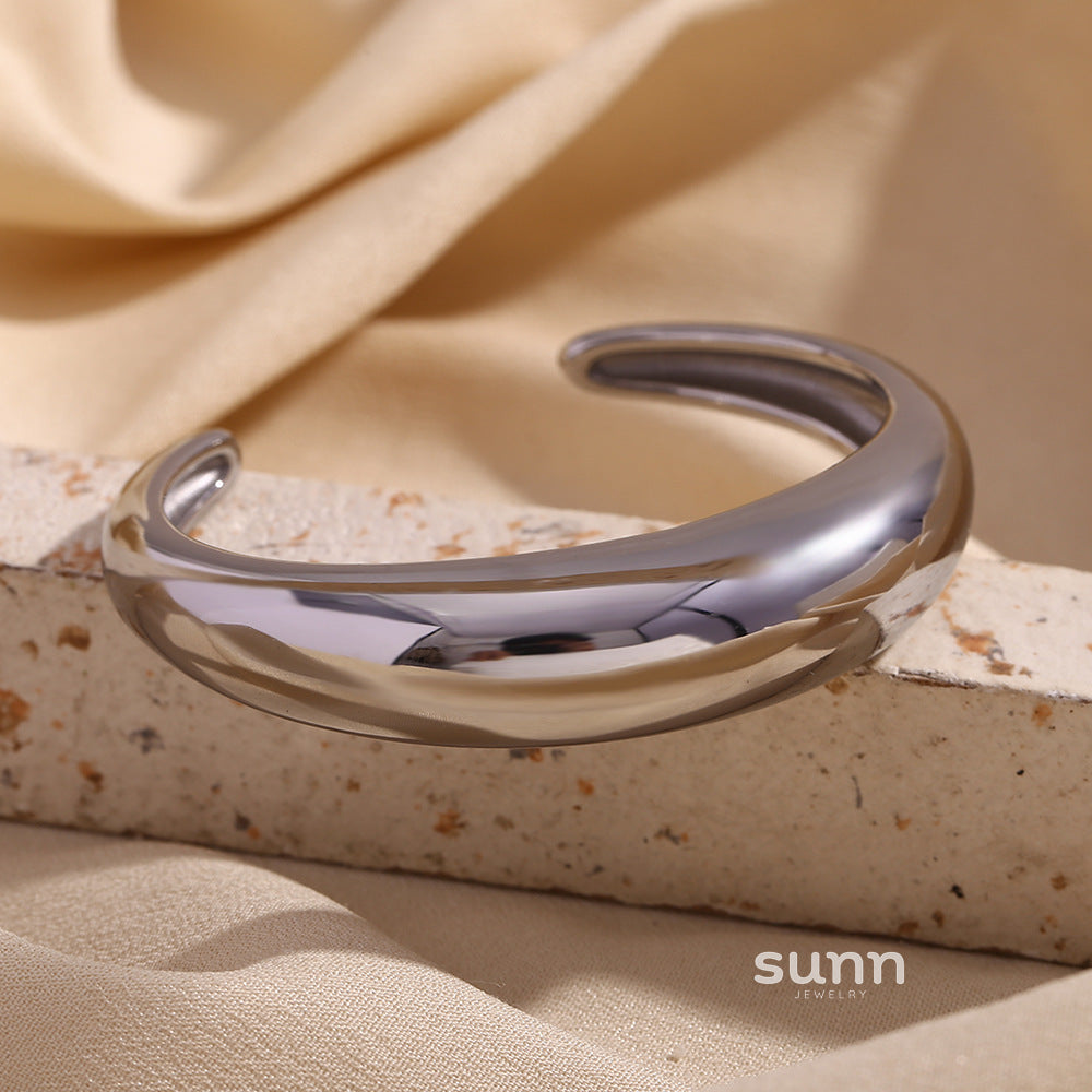 August Radiant Cuff Bracelet [GB2GUHT8]
