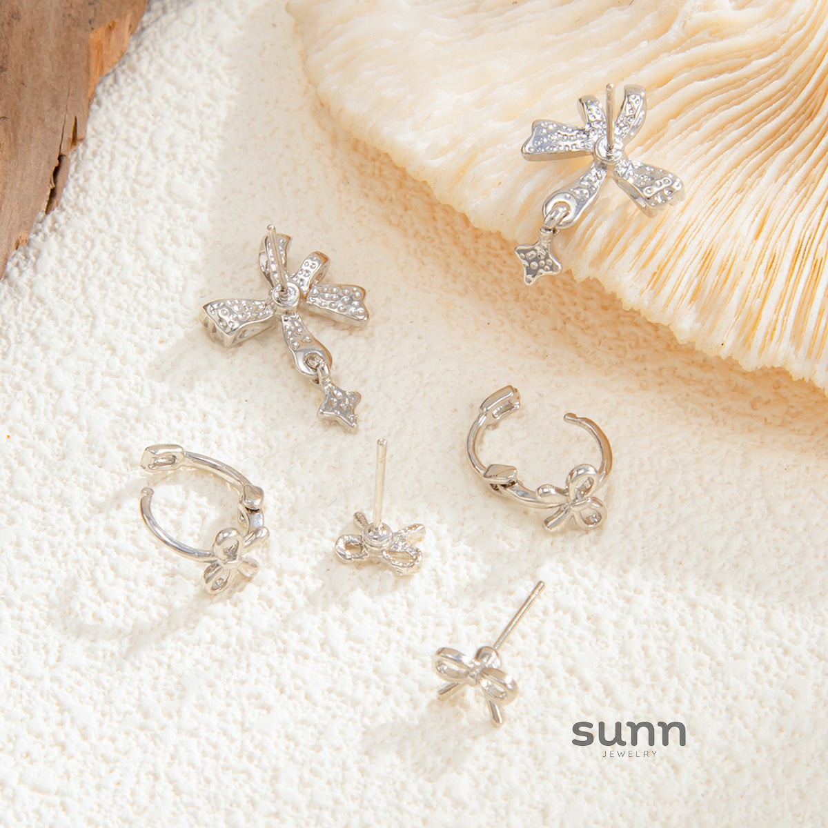 Aurorah Delicate Bow Ear Cuff Set [8AKVCVUZ]