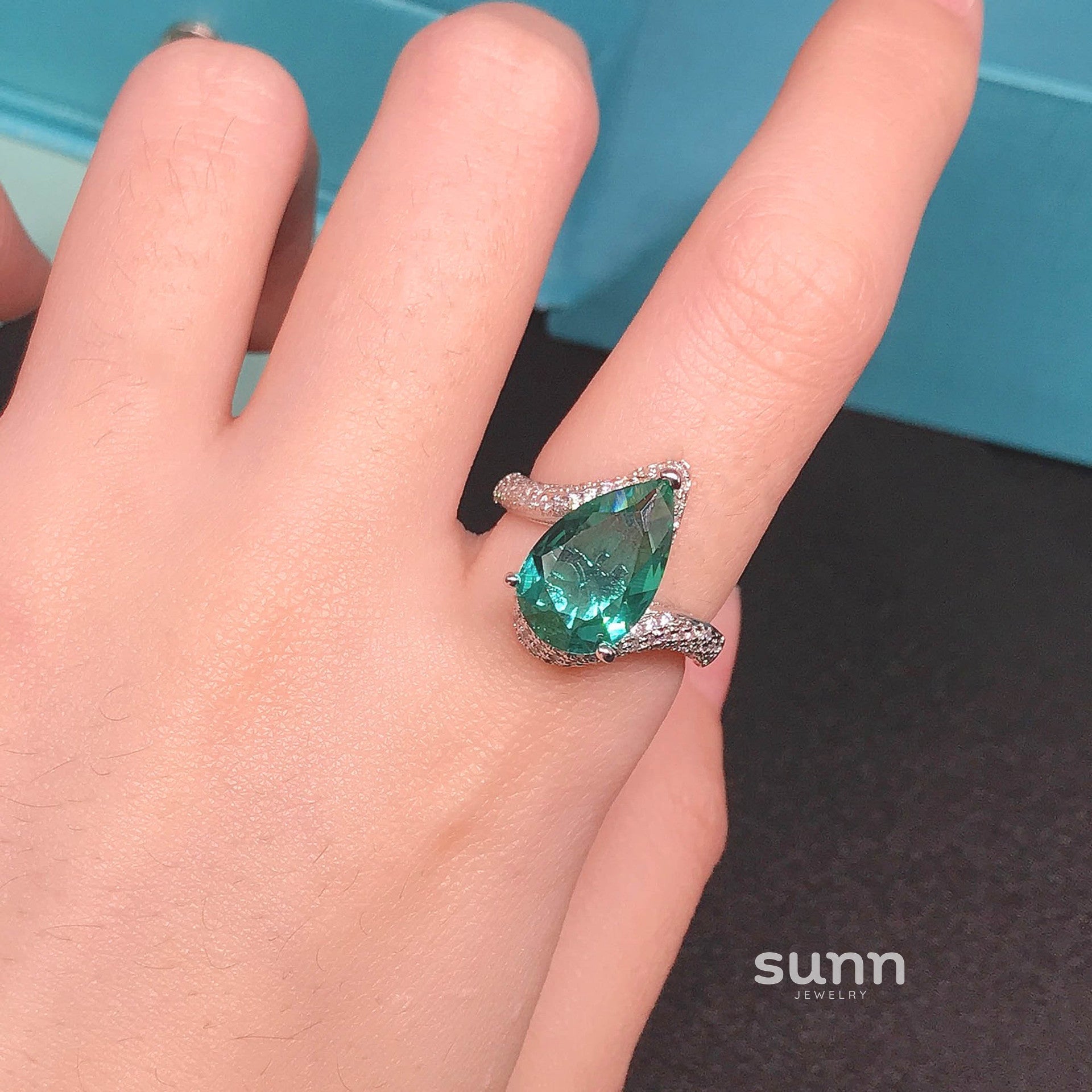 Avaline Emerald Teardrop Ring [81CCUL74]