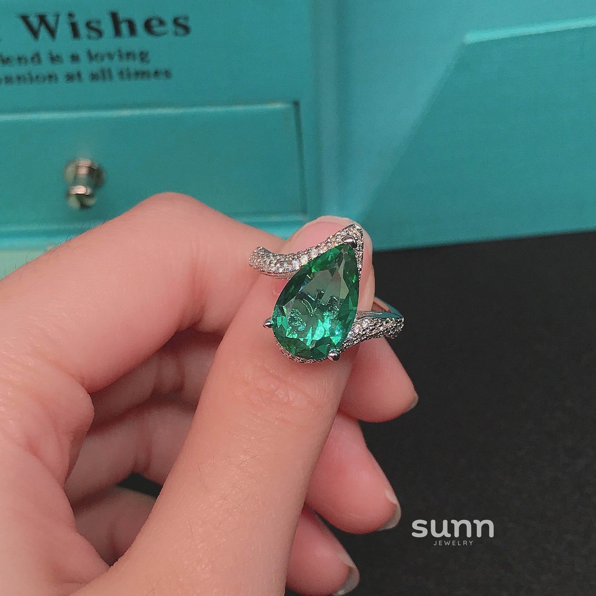 Avaline Emerald Teardrop Ring [1DAQXCP0]