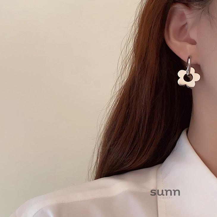 Avayah Floral Charm Earrings [TL0T0KJM]