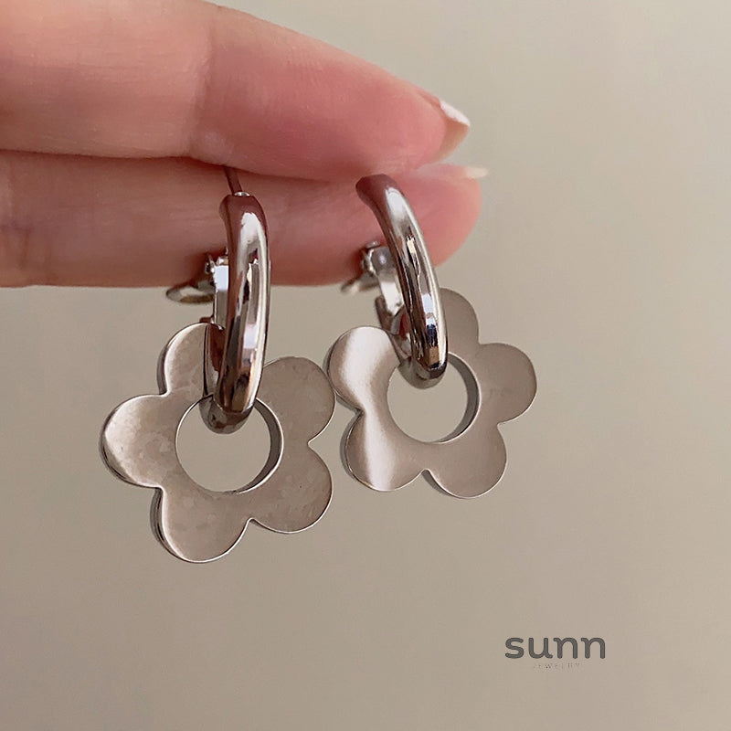 Avayah Floral Charm Earrings [DAFBR2UG]