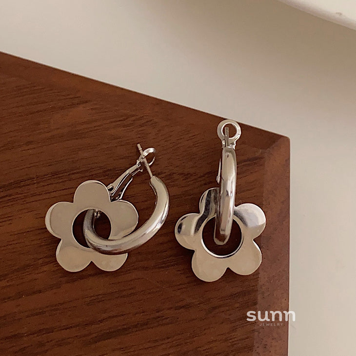Avayah Floral Charm Earrings [UGM0CJ3N]